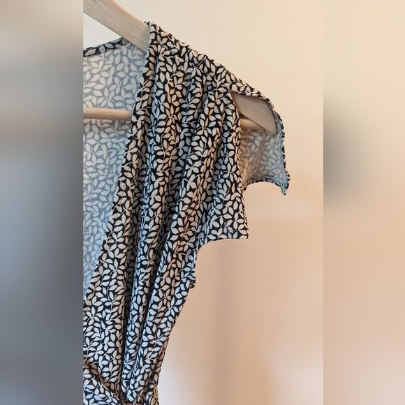 Ann Taylor size 6 black and white wrap dress - Picture 2 of 6